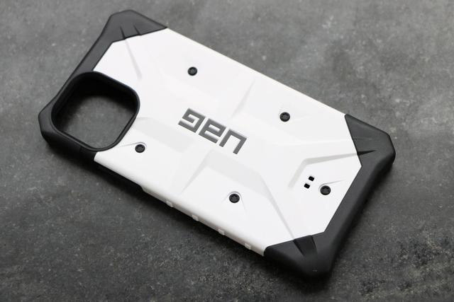 Give your iPhone a full protection -UAG case