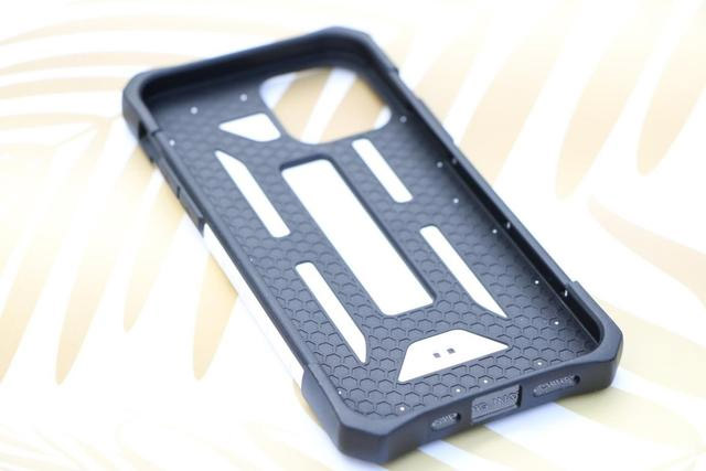 Give your iPhone a full protection -UAG case